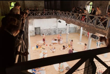 "El ángulo de mirar la playa desde arriba es tan importante, porque da la sensación de que estamos mirando a la humanidad", señala una de las artistas