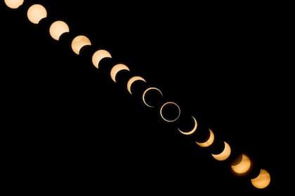 El anillo de fuego se forma en el clímax del eclipse.