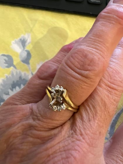 El anillo de la mujer quedó sin el diamante que lo adornaba
