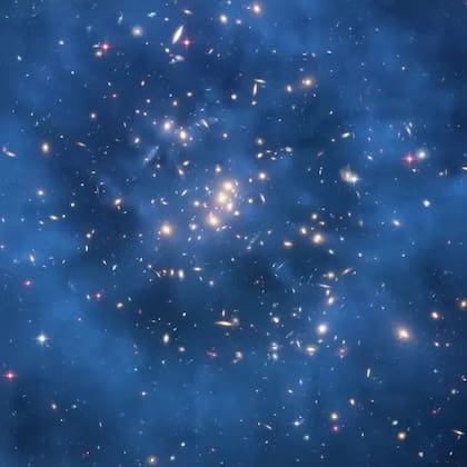 El anillo de materia oscura modelado computacionalmente de esta imagen abarca unos cinco millones de años luz y se ha superpuesto digitalmente a la imagen en azul difuso. Se formó con el choque de dos galaxias.
Foto: NASA (Johns Hopkins)