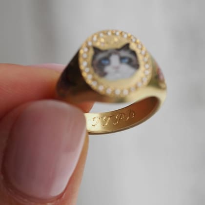 El anillo diseñado por Cece Jewellery tiene las iniciales TTPD