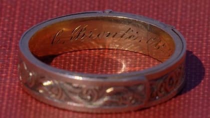 El anillo que encontró la mujer en el ático de una casa