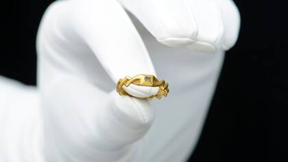 El anillo se subastará y el dinero se dividirá entre el detector de metales y todos los involucrados en el descubrimieno