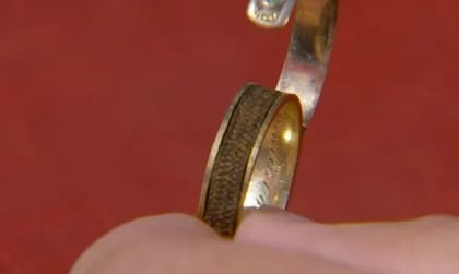 El anillo tenía escondido un mechón de pelo