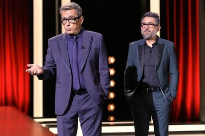 El animador y humorista Andreu Buenafuente (a la izquierda) animó la inauguración del Festival de San Sebastián con críticas a Javier Milei; a su lado, Berto Romero