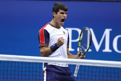 El año pasado, Alcaraz dio uno de los mayores golpes del año cuando venció a Stefanos Tsitsipas, en aquel momento número 3 del mundo, en la tercera ronda del US Open. (Photo by Kena Betancur / AFP)