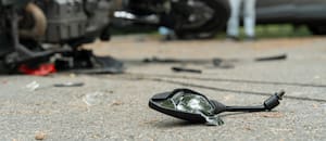 Especialistas explican cómo hay que manejar una moto en días fríos para evitar accidentes