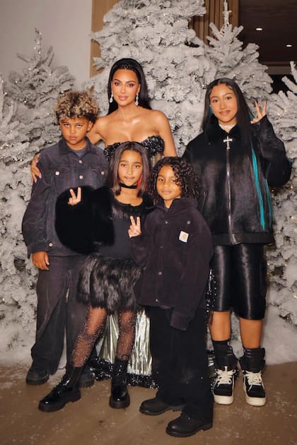 El año pasado, Kim celebró la Navidad en su casa con su hijo Saint y su hija mayor, North, y los pequeños, Chicago y Psalm, nacidos de su matrimonio con el rapero, Kanye West