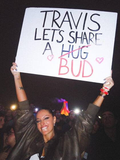 El año pasado, Kourtney Kardashian le contó al mundo que estaba embarazada de una manera muy particular: en un concierto de la banda Blink-182, mostró un cartel dirigido a su esposo y baterista del grupo, Travis Barker: “Travis, estoy embarazada”. Ayer en Lollapalooza Argentina, Oriana Sabatini se inspiró en aquel episodio y le hizo una propuesta al músico con otro cartel: “Travis, tomemos una cerveza juntos”