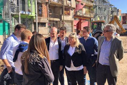 El año pasado, la diputada Elisa Carrió recorrió la villa 31 junto al jefe de Gobierno porteño Horacio Rodríguez Larreta