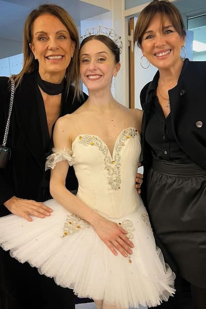 El año pasado, Marianela bailó en el Teatro Colón de Buenos Aires como figura estelar de La bella durmiente. al finalizar la función, Nequi Galotti y Andrea Frigerio fueron a saludarla a los camarines.