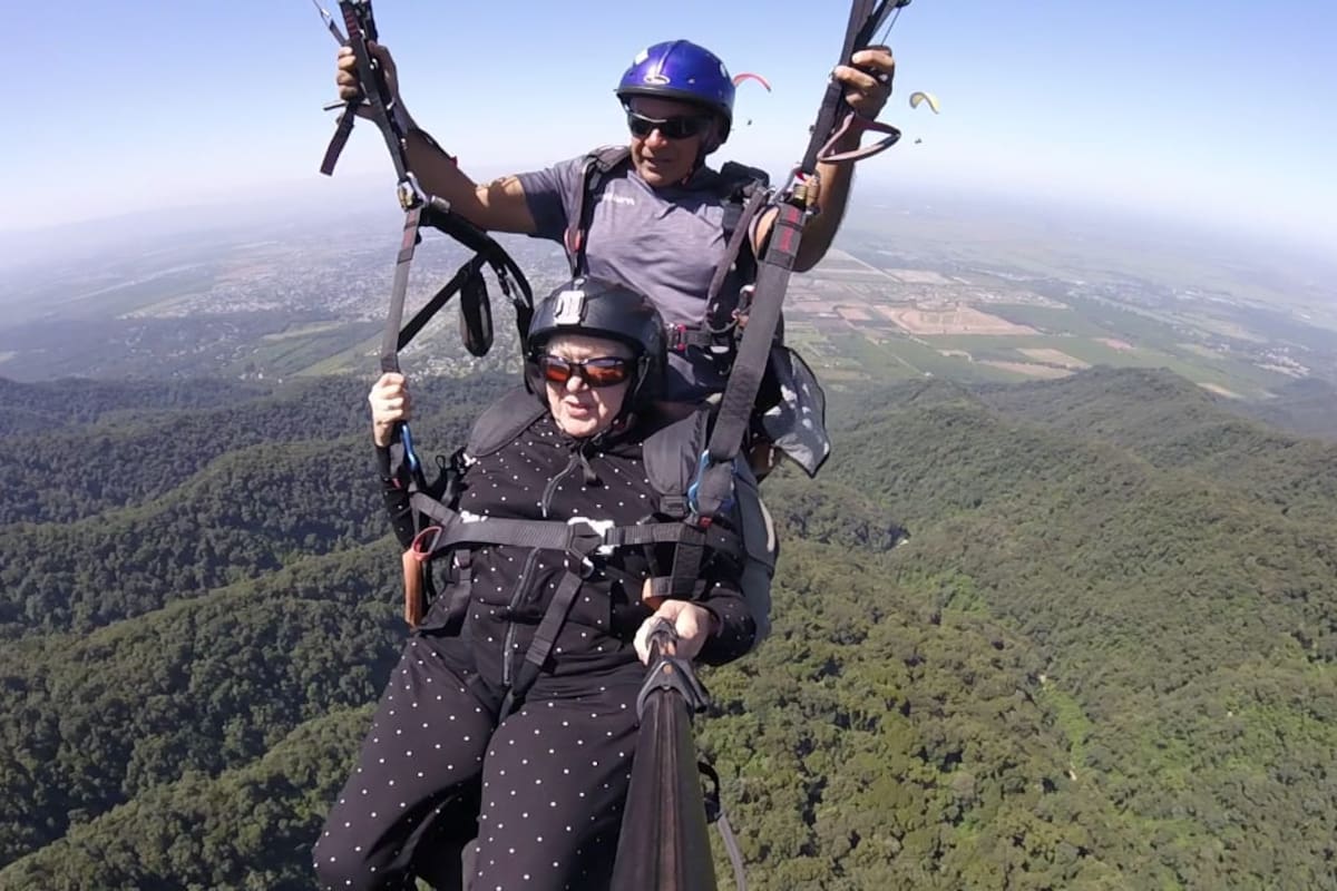 El año pasado Nancy Bennun celebró su cumpleaños de 80 con un vuelo en parapente