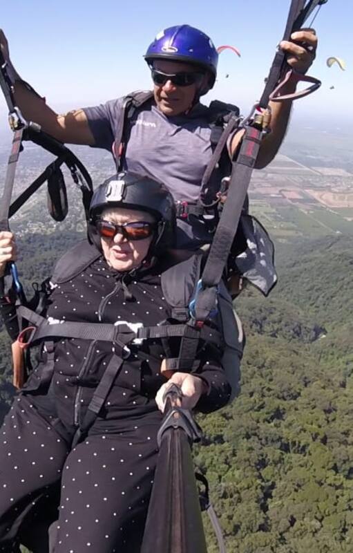 El año pasado Nancy Bennun celebró su cumpleaños de 80 con un vuelo en parapente
