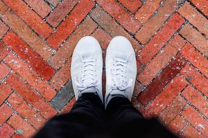 El antes y después: el truco para dejar a nuevo unas zapatillas es furor en las redes sociales (Foto: UNPLASH)