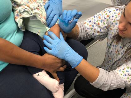 El anticuerpo se inocula en la parte externa del muslo del niño
