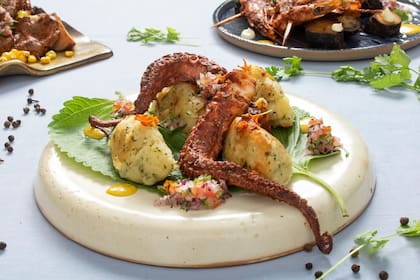 El anticuho más gourmet, de pulpo. Viene con choclo y papines