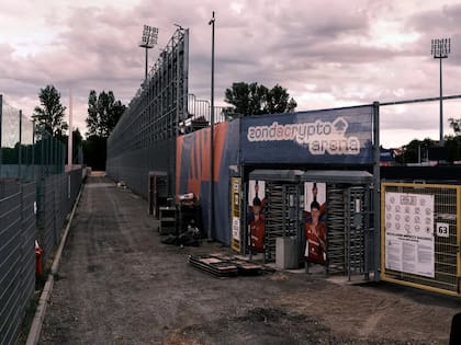 El antiguo cartel de Zondacrypto Arena todavía se exhibe en un estadio deportivo de Częstochowa, Polonia / Crédito: Maciek Nabrdalik