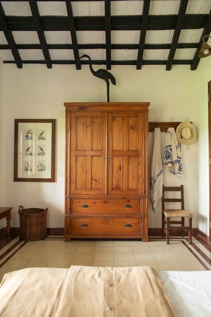 El antiguo guardarropas es de El postifo, mientras que los canastos de mimbre y la silla con asiento de cuero crudo son obras de los artesanos de la zona.