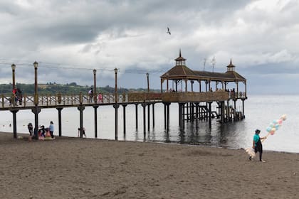 El Antiguo Muelle de Frutillar merece ser visitado.
