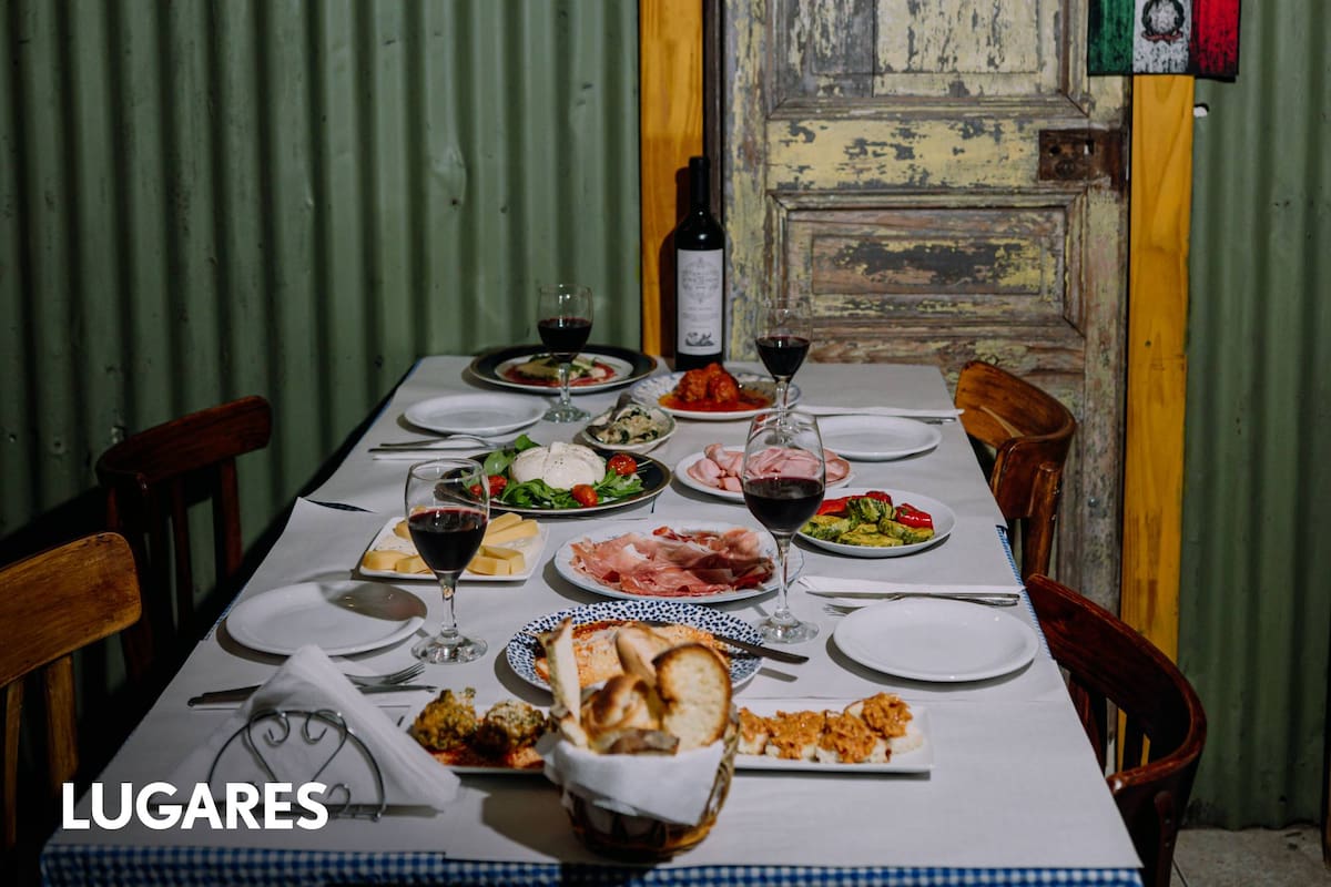 El antipasto incluye burrata casera, embutidos y fiambres de elaboración propia, jamón crudo, mortadela con pistachos, lardo estacionado en el local, la célebre ‘nduja calabresa, focaccia casera, berenjenas a la parmesana, ajíes rellenos con ricota de oveja y caponata