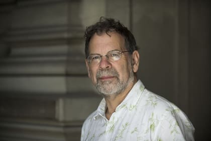 El antropólogo británico dice que el uso de la tecnología es tan diverso como cualquier otra actividad humana y, a contramano de la tecnofobia, no cree que las redes afecten el juego democrático