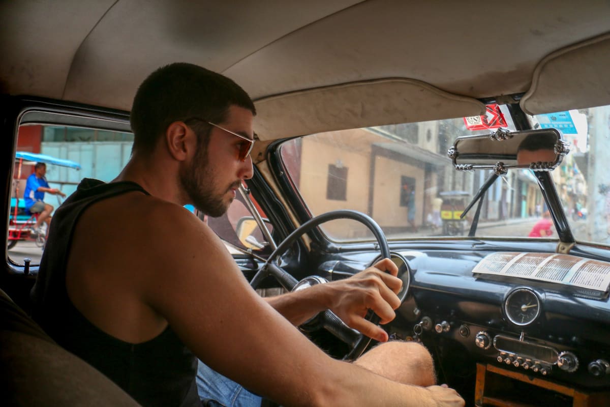 El antropólogo noruego Ståle Wig al volante de su taxi en La Habana