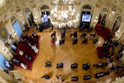 El anucio de Alberto Fernández, en una postal atípica del Salón Blanco de la Casa Rosada, con distanciamiento social