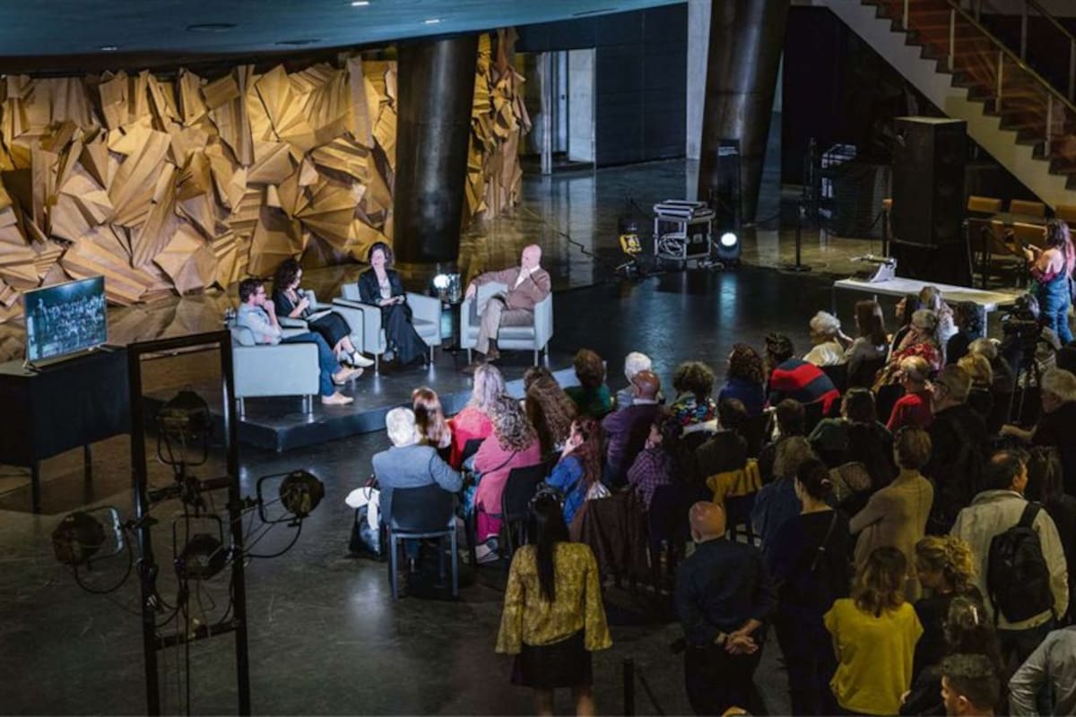 El anuncio de la donación, con las hijas de Staiff, el ministro Avogadro y Telerman