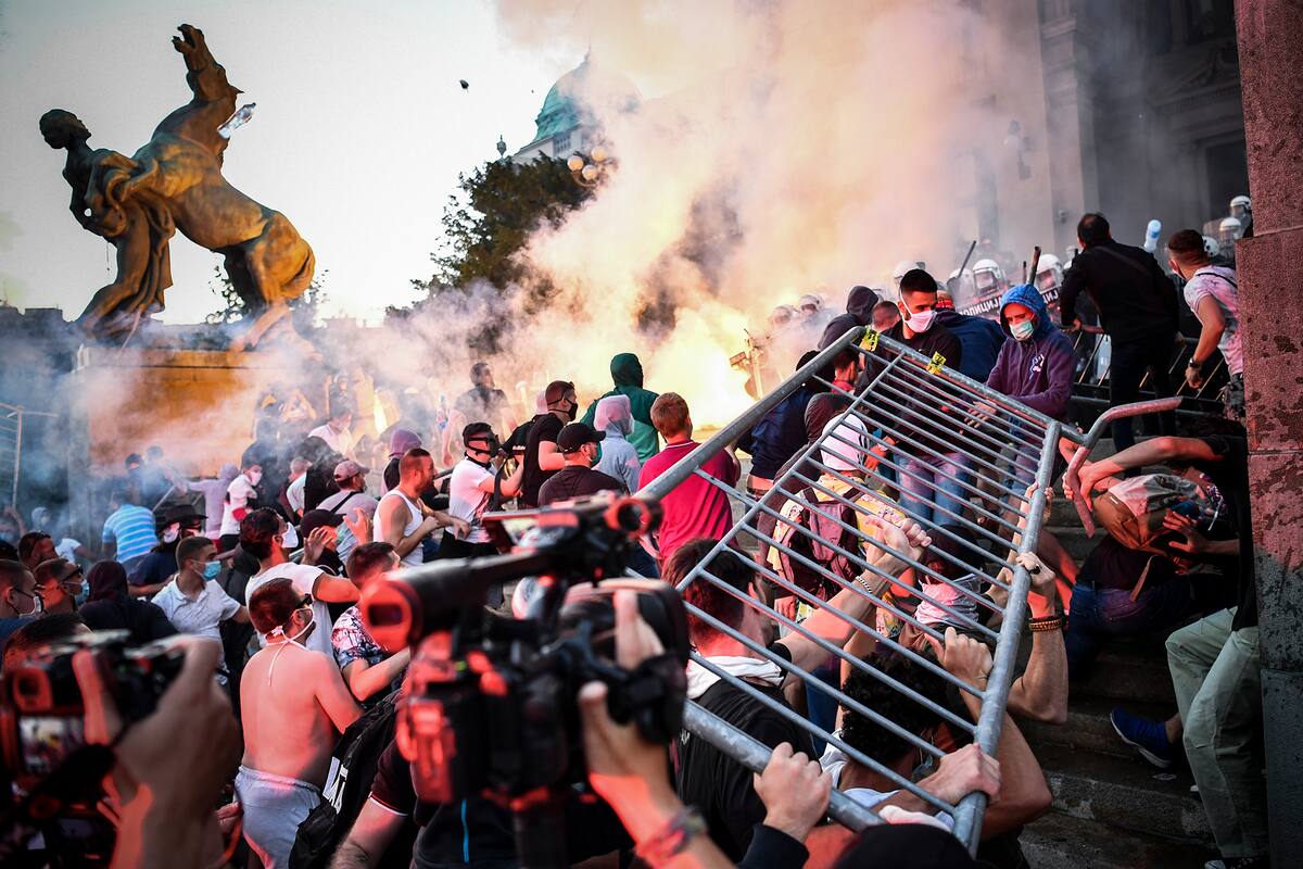 El anuncio de la vuelta al confinamiento y un posible toque de queda desencadenó violentas protestas en Belgrado y otras tres ciudades serbias