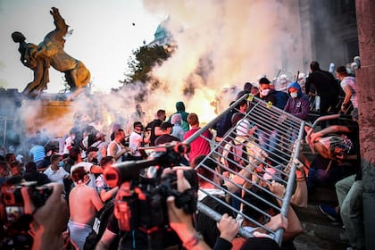 El anuncio de la vuelta al confinamiento y un posible toque de queda desencadenó violentas protestas en Belgrado y otras tres ciudades serbias