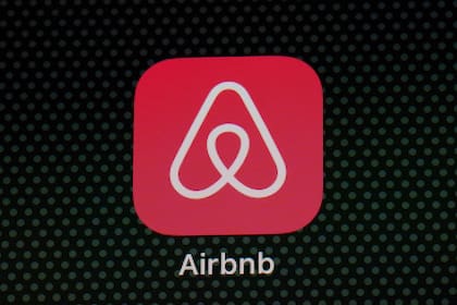 El anuncio llega después de que varios videos virales revelaran la presencia de cámaras en casas o apartamentos alquilados en Airbnb (AP Foto/Patrick Semansky, File)