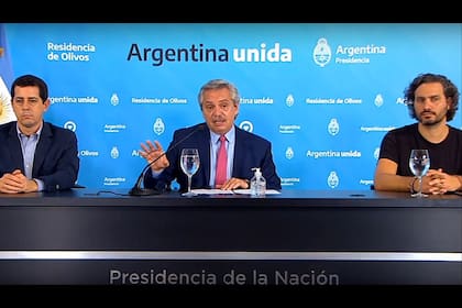 El anuncio llevado a cabo el 29 de marzo contó con Fernández y dos de sus ministros: De Pedro y Cafiero que compartieron un estrado con poca distancia entre los tres