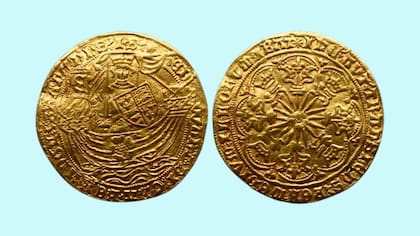 El anverso de doble troquel es un error en la impresión en la cara de la moneda que genera una distorsión visual “extraordinaria” ya que el sello aparece duplicado