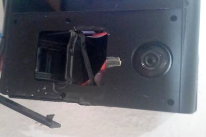 El aparato de control biométrico roto a martillazos en la delegación Los Hornos de la Municipalidad de La Plata