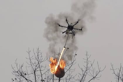 El aparato fue especialmente adaptado por los voluntarios de la organización Blue Sky Rescue para acabar con los nidos de avispas