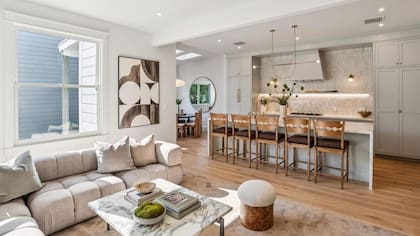 El apartamento de tres habitaciones en Duboce Triangle ha sido lujosamente amueblado.