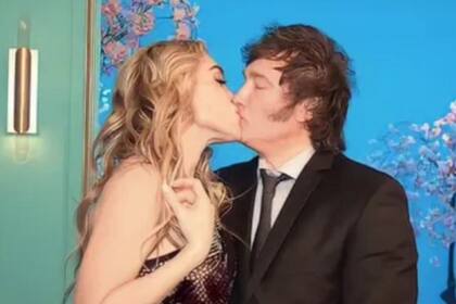 Las fotos apasionadas de Javier Milei y Fátima Florez en lo de Mirtha Legrand que revolucionaron las redes - LA NACION