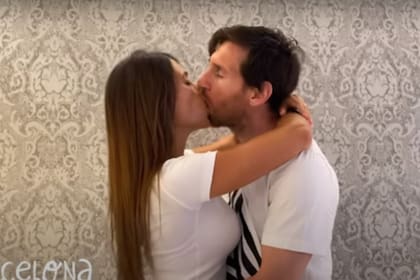 El apasionado beso entre Lionel Messi y Antonela Rocuzzo