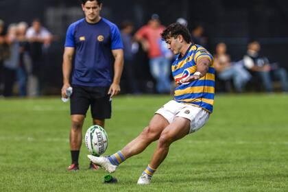 El apertura de Hindú, Fermín Ormaechea, golpea la pelota