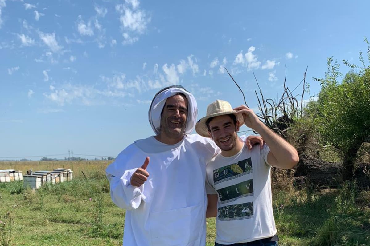 El apicultor Ricardo Parra con su hijo, Joaquín, en General Las Heras, provincia de Buenos Aires