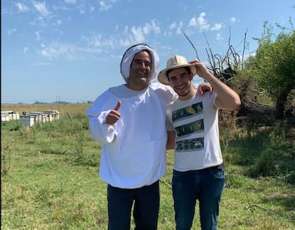 El apicultor Ricardo Parra con su hijo, Joaquín, en General Las Heras, provincia de Buenos Aires