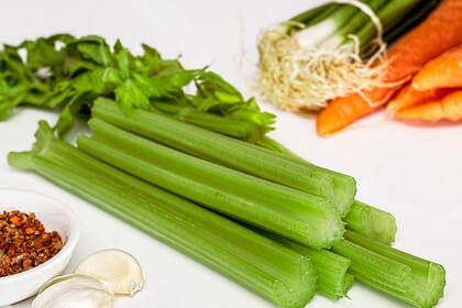 El apio es otro vegetal fibroso que puede actuar como un limpiador natural de los dientes