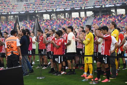 El aplauso de los jugadores de Estudiantes a los de Rosario Central, entre la indignación y el sarcasmo