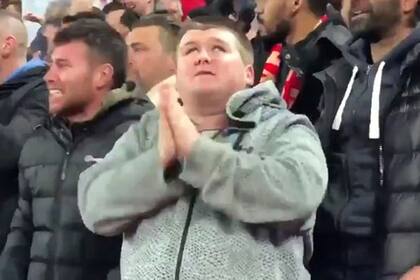 El aplauso del hincha ciego del Liverpool por el gol de Salah