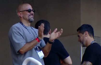 El aplauso irónico de Verón, presidente de Estudiantes, luego del penal sancionado para Rosario Central