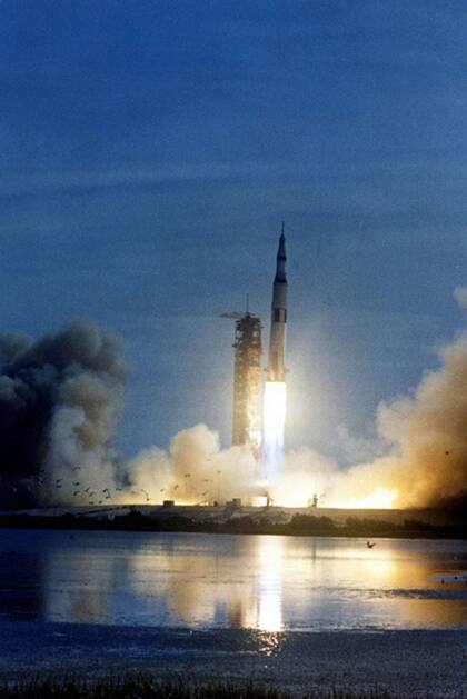 El Apollo 11 despega el 16 de julio de 1969 con los tres astronautas. La misión dura ocho días.