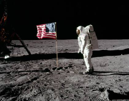 El Apolo 11 fue la primera misión de la NASA en llevar a una tripulación humana a la órbita de la luna y alunizar (NASA)