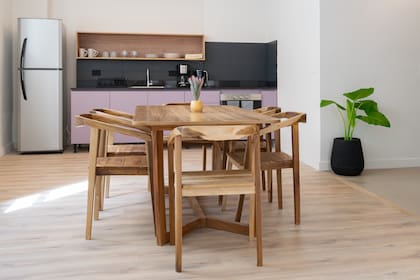 El aporte de color en muebles y pared para delimitar el espacio de esta cocina integrada al comedor