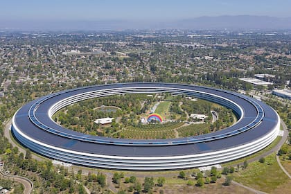 El Apple Park impresiona con su estructura futurista de vidrio curvado y su integración con el entorno natural