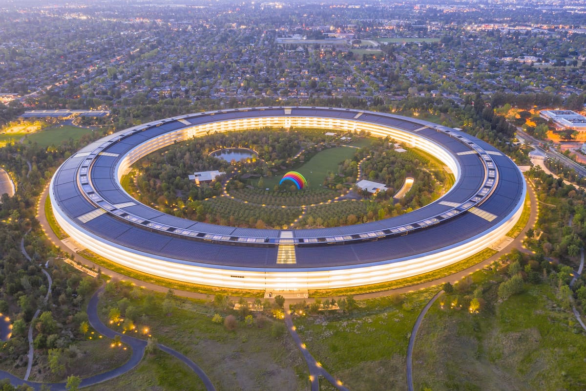 El Apple Park tiene un parque con más de 9000 árboles y refleja la visión de Steve Jobs de fusionar arquitectura y naturaleza